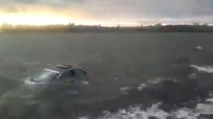 Машина утонула