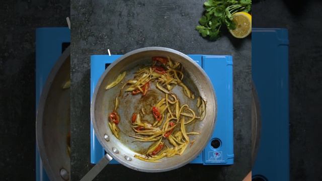 Duurzame Gegrilde haring met Indonesische roerbakei смотреть онлайн