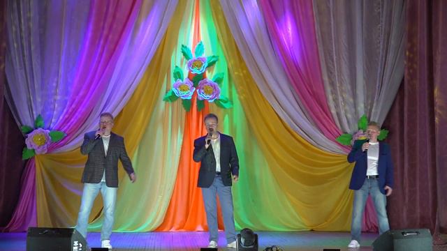 Ансамбль "Разгуляй" - Малиновка (муз.Э.Ханок, сл.А.Поперечный) смотреть онлайн