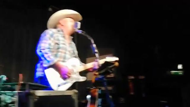 Steve Lovett @ MK Divided sings "Back Road Nation." смотреть онлайн