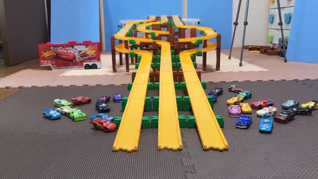 Race : Chick Hicks VS Cal Weathers VS Brick Yardley : Disney Pixar Cars 3 : TOMICA смотреть онлайн