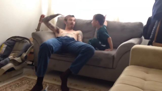 Raul e Tito brincando com o papai смотреть онлайн