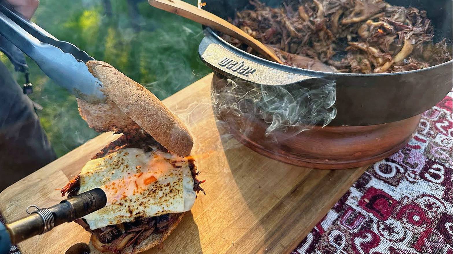 Рецепт, который вам очень понравится! Приготовление сочной говядины в воке на мангале смотреть онлайн