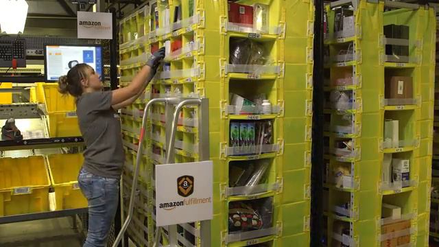 Роботы на складах Amazon (360p)