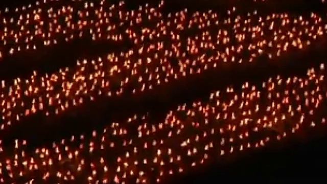 'Coreografía de antorchas' en honor a Kim Jong-un смотреть онлайн