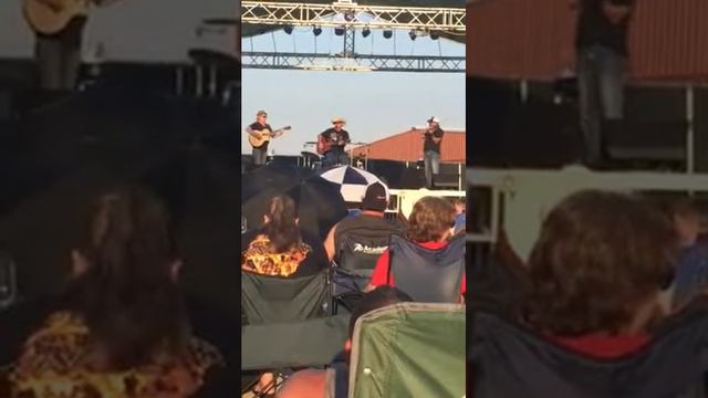 Tracy Lawrence Merle Haggard Are the Good Times Really Over Royse City,TX 07/01/16 смотреть онлайн