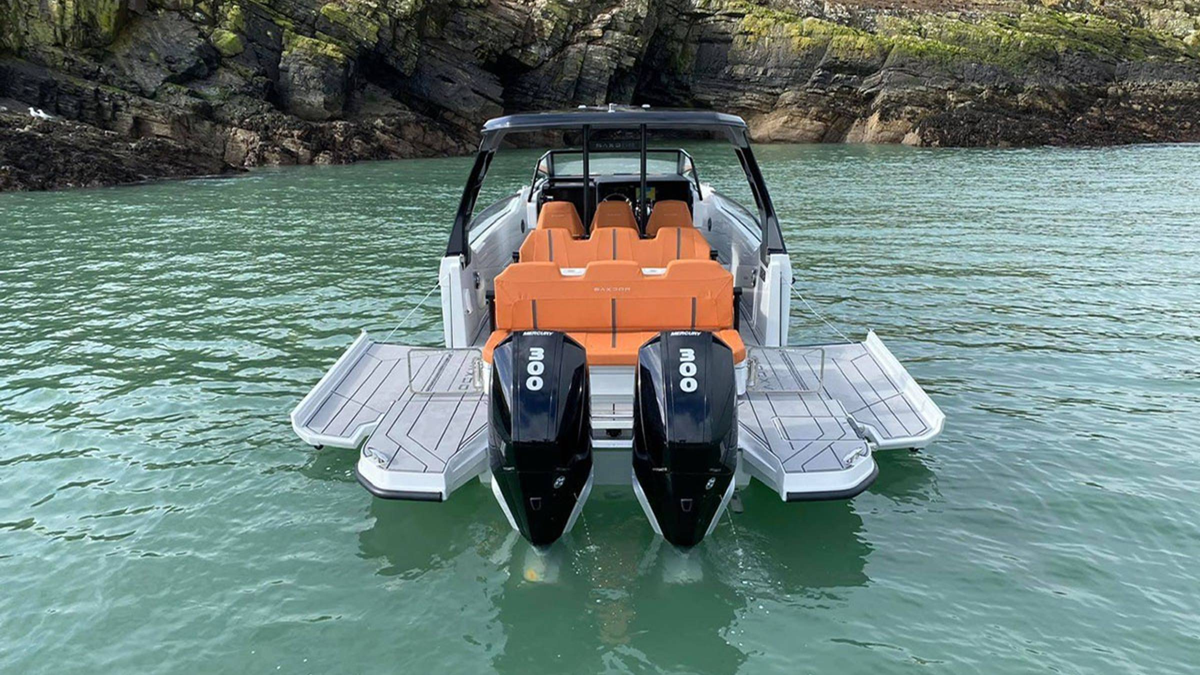 Saxdor 320 gto моторная яхта дневной круизер