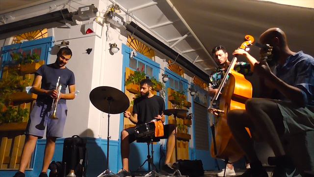 Autumn leaves - Μusicians on the road - Colored Notes on the Road смотреть онлайн