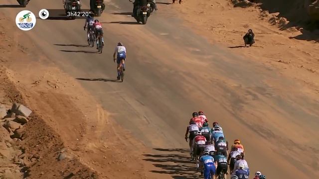 Andrea Bagioli OUTSMARTED by Santiago Buitrago | Saudi Tour 2022 Stage 2 смотреть онлайн