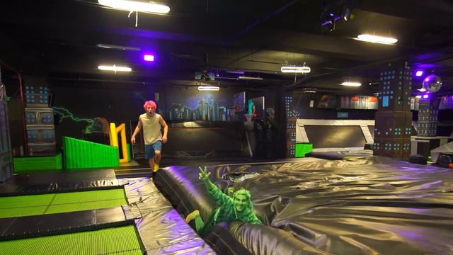 COMPETÍ CONTRA LOS MEJORES ACRÓBATAS EN UN PARQUE DE TRAMPOLINES !! смотреть онлайн
