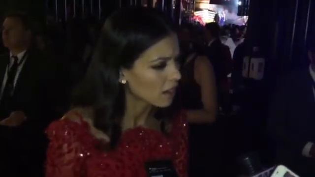 Stephanie Sigman habla de James Bond смотреть онлайн