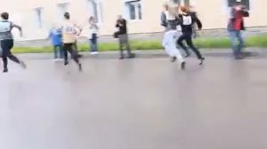 Студентки устроили забег на шпильках: три поскользнулись