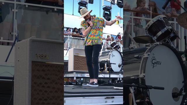 Taylor York - A Drunk Introduction (Parahoy 2018) смотреть онлайн
