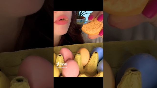 ASMR Crunching eggs from chalk_ меловые яйца🥚🍭😂 #asmr #crunchy #eatingsounds #relax смотреть онлайн
