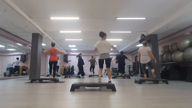 СТЕП АЭРОБИКА ЦЕЛАЯ ТРЕНИРОВКА / STEP AEROBICS смотреть онлайн