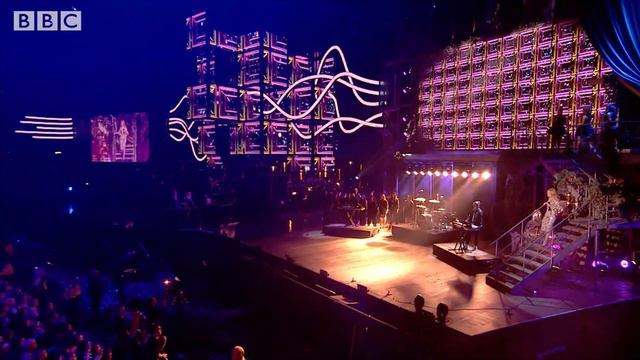 Paloma Faith - Only Love Can Hurt Like This / Changing (feat. Sigma) At BBC Music Awards 2014