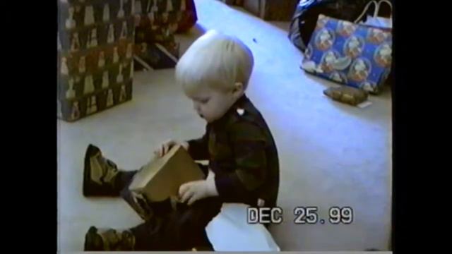 Totten Christmas 1999 Sam drumming on gifts смотреть онлайн