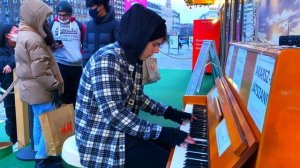CHRISTMAS SONGS PUBLIC PIANO MASHUP BUDAPEST Peter Buka