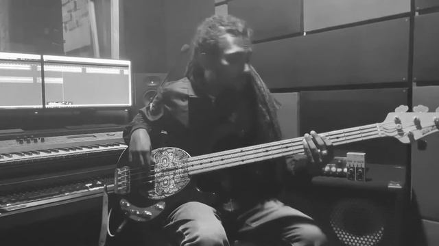 Baila Morena - Zucchero - ( Bass Cover ) By Kanchi Tissera смотреть онлайн
