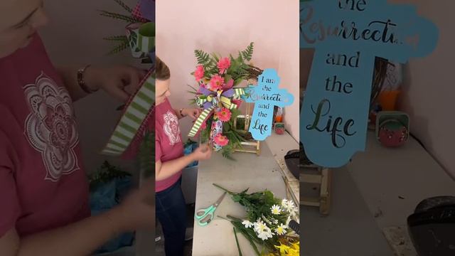 How to Make an Easter Wreath with Cross Sign смотреть онлайн