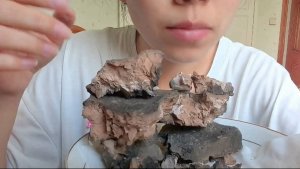 Eating Clay: четыре смешанных звука поедания глины, красота ASMR