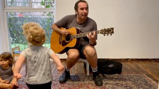 Ram Orion - אני רוצה להיות ראש הממשלה (Killer halohetet cover live at the kindergarten Edelstein) смотреть онлайн