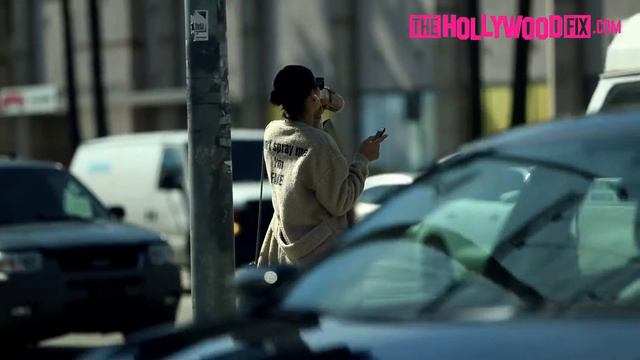 Shanina Shaik Listens To Music On Her iPhone While Out On An Afternoon Stroll 2.24.17 смотреть онлайн