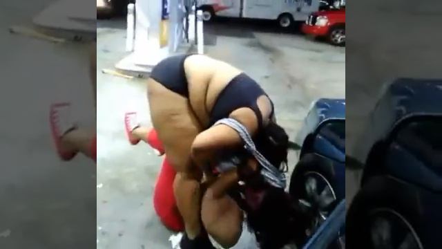 Black Ebony women fighting on street смотреть онлайн
