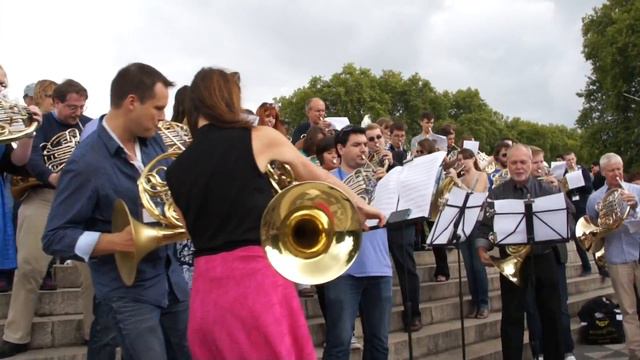 Hyde Park Horns! IHS London 2014 Horn Flashmob смотреть онлайн