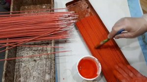 Яркие и равномерно прокрашенные трубочки из бумаги, плетение из газет