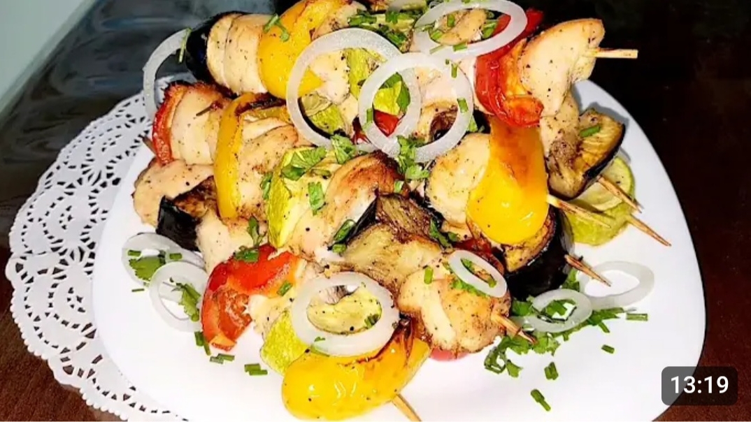 МИНИ ШАШЛЫЧКИ ИЗ КУРИЦЫ НА ШПАЖКАХ С ОВОЩАМИ.🐔🍡🫑 смотреть онлайн