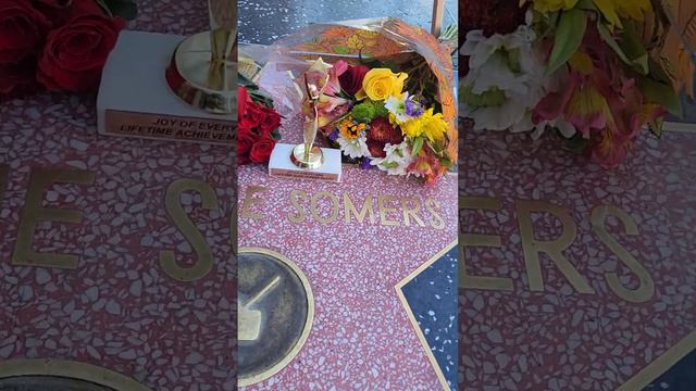 Suzanne Somers Walk of Fame Flowers Tribute #hollywoodhappenings #suzannesomers HOLLYWOOD HAPPENING смотреть онлайн