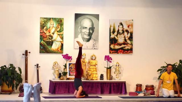 Yogastunde "Umkehrstellung" mit Guido Grundreihe Mittelstufe -Yoga Vidya Live 16:15 Uhr 19.10.2020 смотреть онлайн