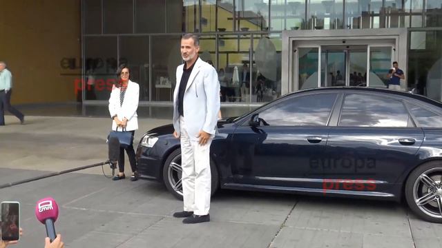 Felipe VI y la reina Letizia visitan al rey Juan Carlos смотреть онлайн