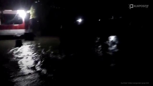 Padang Diguyur Hujan Deras, Sejumlah Lokasi Terendam Banjir смотреть онлайн