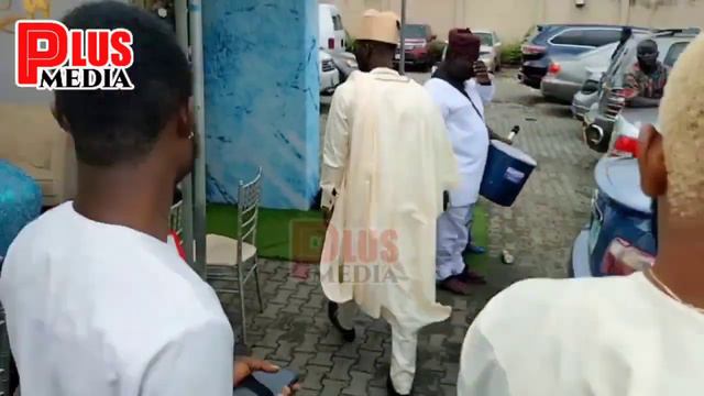 SEE HOW ACTOR IJEBU HUMBLY GREET VETERAN ACTOR OGA BELLO AT WASIU ADEDEJI WEDDING смотреть онлайн