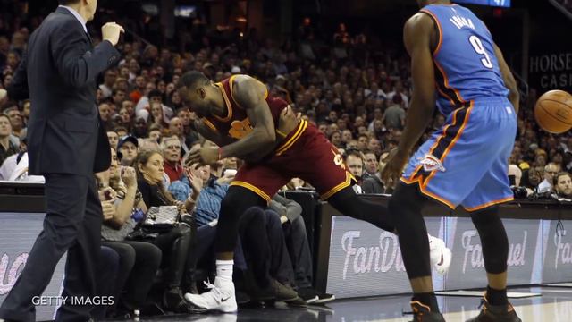 LeBron James Crashes Into Golfer Jason Day’s Wife, Sends Her to Hospital on a Stretcher смотреть онлайн