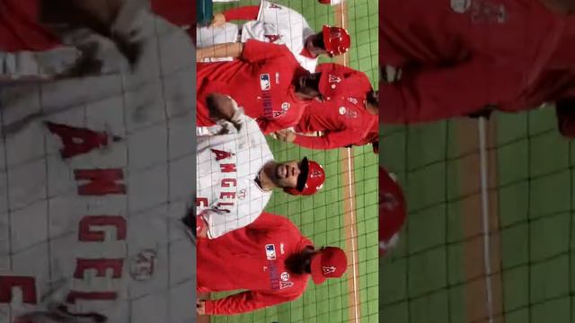 Andrelton Simmons get bucket after walk off смотреть онлайн