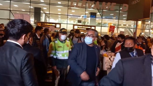 El zaguero Luis Abram arribó a Lima para integrarse a la Selección Nacional смотреть онлайн