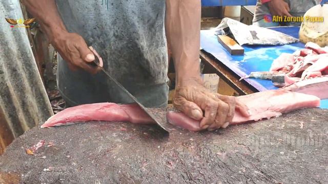 SKILL POTONG IKAN | Menakjubkan Begini Cara Cepat Om Azis Potong Ikan Tuna Utuh Segar смотреть онлайн