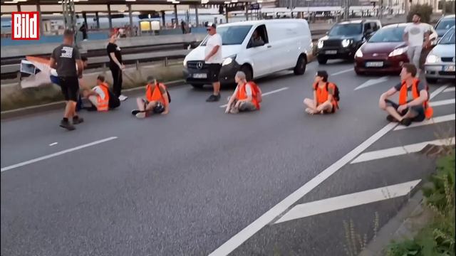 Klima-Aktivisten verprügelt: Autofahrer rastet brutal aus | Mannheim смотреть онлайн