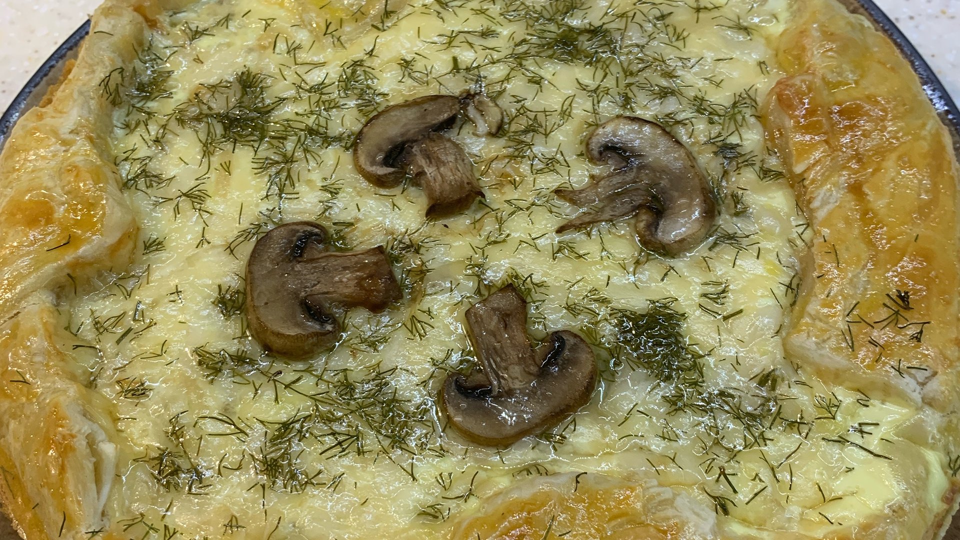 Пирог жульен с грибами и курицей в слоеном тесте смотреть онлайн