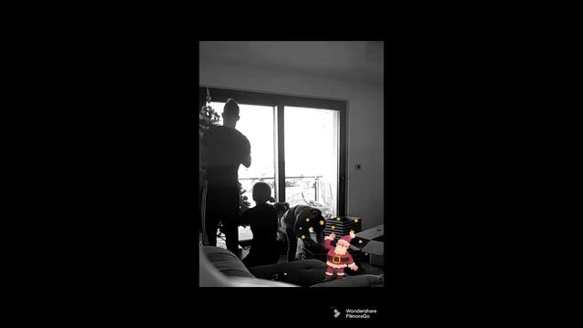 Lea Sirk je delila družinski video okraševanja smrekice. Čudoviti so! смотреть онлайн