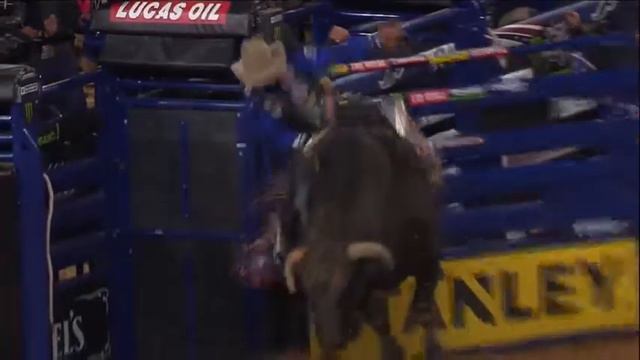 Emilio Resende bucks off Seven Dust (PBR) смотреть онлайн