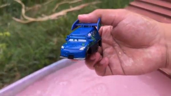 Clean up muddy minicars & disney car convoys🏎🚗🚚! Play in the garden
