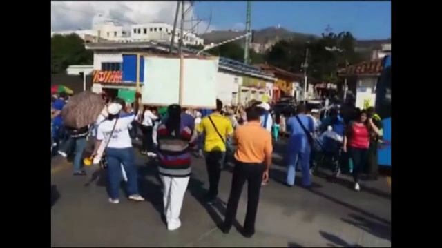 Al Director del HUV Jaime Rubiano le tocó desayunar bajo la protesta de los trabajadores del Hospit смотреть онлайн