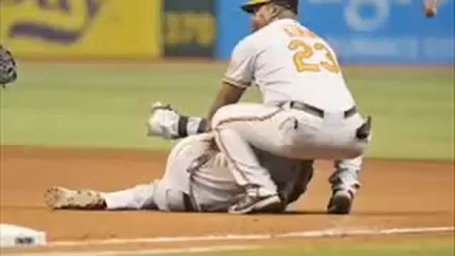 Manny Machado suffers gruesome knee injury running over first base Video смотреть онлайн
