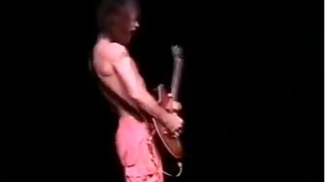 What a large eye hook on Ed's 2004 Peavey EVH Wolfgang! смотреть онлайн