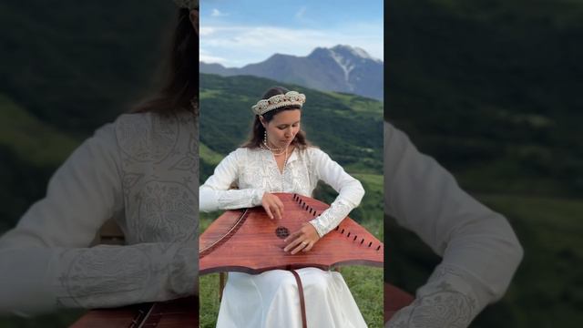 Волшебная мелодия на гуслях в горах #гусли #фолк #традиции #folk смотреть онлайн