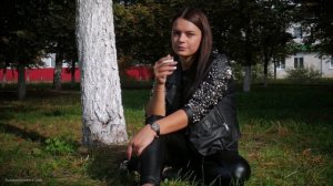 Курящая девушка Ася в лосинах Smoking Asya in leggins